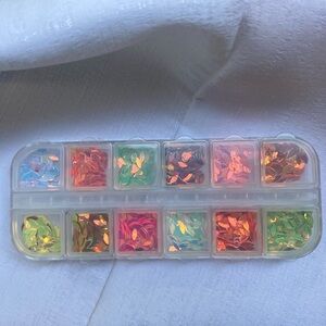 Colorful leaf-like nail art beads!